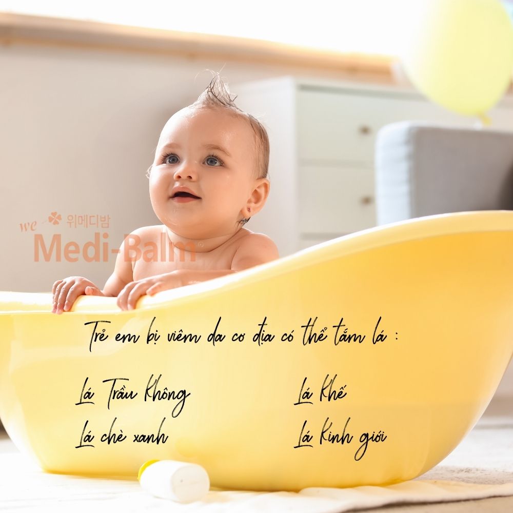 Có thể chọn các loại lá tự nhiên để tắm cho bé bị viêm da cơ địa